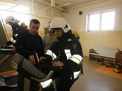 60Strażacy z OSP Kadzidło w komorze dymowej